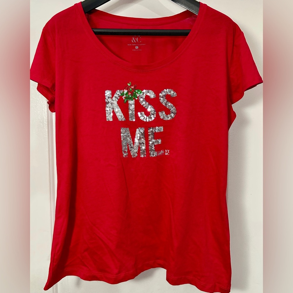 New York & Company Red “KISS ME” Sequin Holiday Tee Size XL